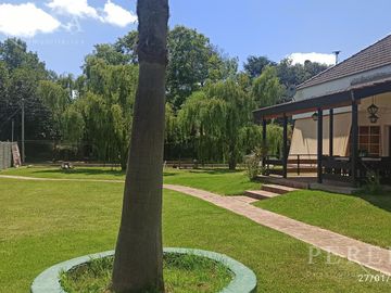 VENTA - Única en su estilo Casa - 4 dormitorios - De Vicenzo Grande