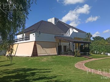 VENTA - Única en su estilo Casa - 4 dormitorios - De Vicenzo Grande