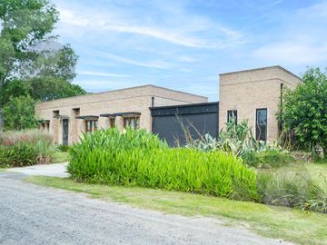 Casa en venta - Barrio Fincas de San Vicente Chacras