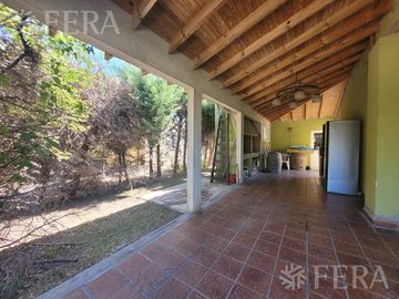Casa de 4 ambientes con fondo libre en Village del Parque - Berazategui