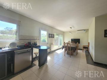 Casa de 4 ambientes con fondo libre en Village del Parque - Berazategui