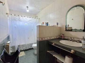 Casa de 4 ambientes con fondo libre en Village del Parque - Berazategui