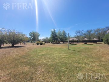 Casa de 4 ambientes con fondo libre en Village del Parque - Berazategui