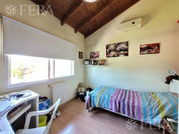 Casa de 4 ambientes con fondo libre en Village del Parque - Berazategui