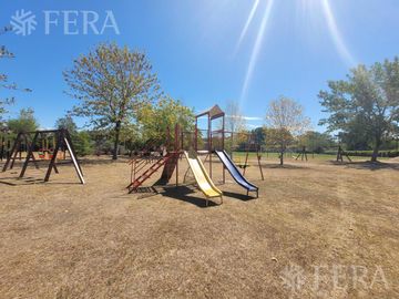 Casa de 4 ambientes con fondo libre en Village del Parque - Berazategui