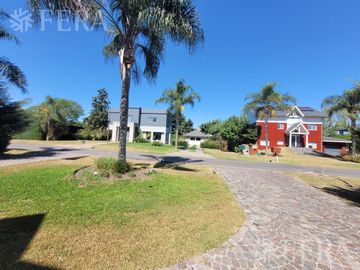 Casa de 4 ambientes con fondo libre en Village del Parque - Berazategui