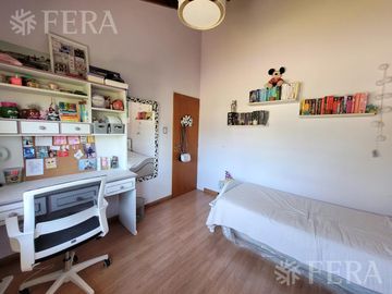 Casa de 4 ambientes con fondo libre en Village del Parque - Berazategui