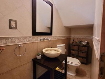 Casa de 4 ambientes con fondo libre en Village del Parque - Berazategui