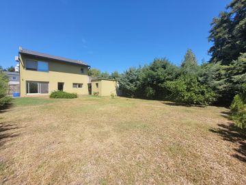 Casa de 4 ambientes con fondo libre en Village del Parque - Berazategui