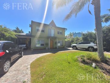 Casa de 4 ambientes con fondo libre en Village del Parque - Berazategui