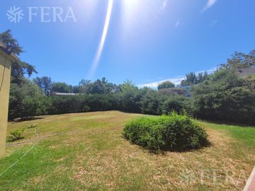 Casa de 4 ambientes con fondo libre en Village del Parque - Berazategui