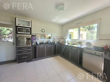 Casa de 4 ambientes con fondo libre en Village del Parque - Berazategui