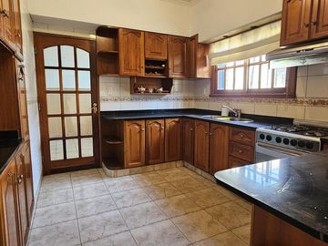 Casa estilo chalet 5 ambientes con quincho, pileta y cochera en Palomar