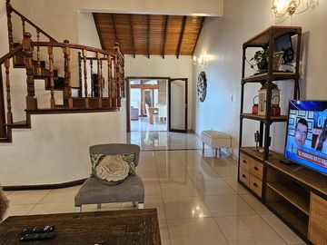 Casa estilo chalet 5 ambientes con quincho, pileta y cochera en Palomar