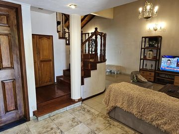 Casa estilo chalet 5 ambientes con quincho, pileta y cochera en Palomar