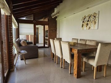 Casa estilo chalet 5 ambientes con quincho, pileta y cochera en Palomar