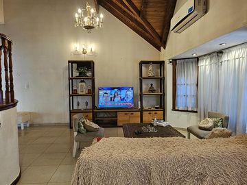 Casa estilo chalet 5 ambientes con quincho, pileta y cochera en Palomar