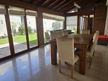 Casa estilo chalet 5 ambientes con quincho, pileta y cochera en Palomar
