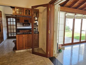 Casa estilo chalet 5 ambientes con quincho, pileta y cochera en Palomar