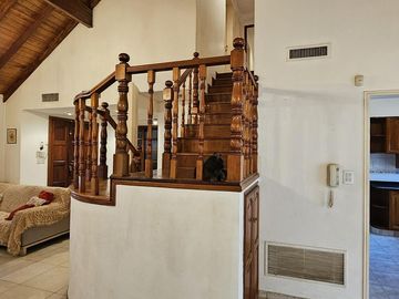Casa estilo chalet 5 ambientes con quincho, pileta y cochera en Palomar