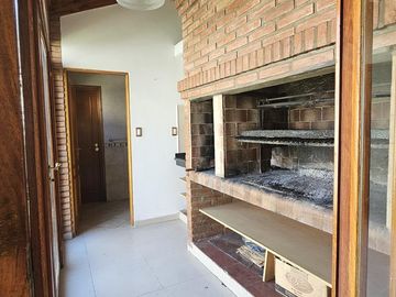 Casa estilo chalet 5 ambientes con quincho, pileta y cochera en Palomar
