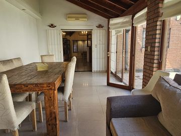 Casa estilo chalet 5 ambientes con quincho, pileta y cochera en Palomar