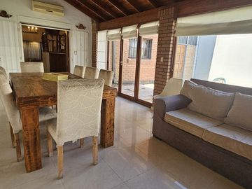 Casa estilo chalet 5 ambientes con quincho, pileta y cochera en Palomar