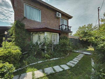 Casa de 4 dormitorios con amplio jardín y pileta en Funes, garita 6