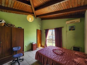 Casa de 4 dormitorios con amplio jardín y pileta en Funes, garita 6