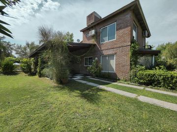 Casa de 4 dormitorios con amplio jardín y pileta en Funes, garita 6