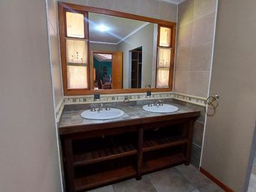 Casa en venta - 4 Dormitorios 3 Baños - Cochera - 970Mts2 - Cariló