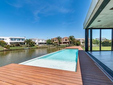 Imponente Casa racionalista al lago en Lagos del Golf
