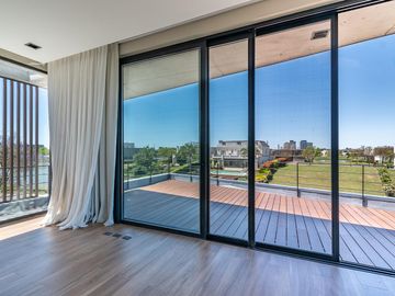 Imponente Casa racionalista al lago en Lagos del Golf