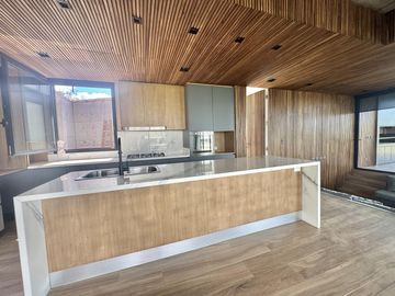 Imponente Casa racionalista al lago en Lagos del Golf