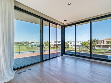 Imponente Casa racionalista al lago en Lagos del Golf