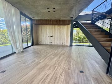 Imponente Casa racionalista al lago en Lagos del Golf