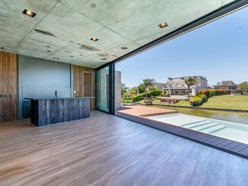 Imponente Casa racionalista al lago en Lagos del Golf
