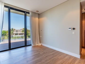Imponente Casa racionalista al lago en Lagos del Golf