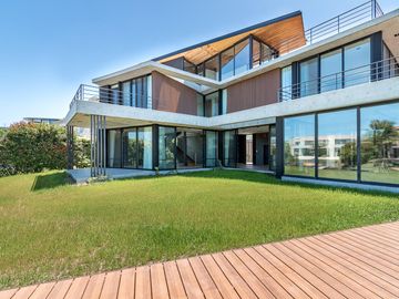 Imponente Casa racionalista al lago en Lagos del Golf