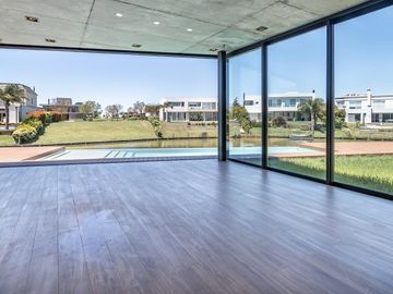 Imponente Casa racionalista al lago en Lagos del Golf