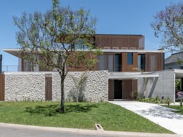 Imponente Casa racionalista al lago en Lagos del Golf