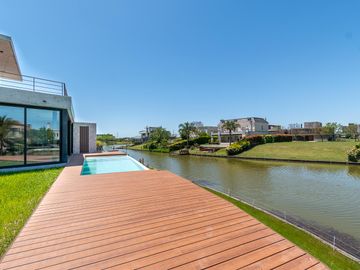 Imponente Casa racionalista al lago en Lagos del Golf