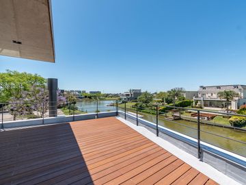 Imponente Casa racionalista al lago en Lagos del Golf