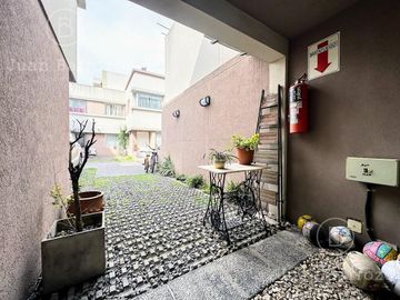 Venta Departamento tipo Duplex de 3 dormitorios con cochera. Banfield Oeste