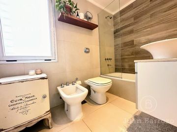 Venta Departamento tipo Duplex de 3 dormitorios con cochera. Banfield Oeste