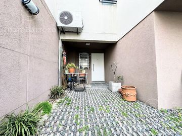 Venta Departamento tipo Duplex de 3 dormitorios con cochera. Banfield Oeste