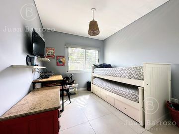 Venta Departamento tipo Duplex de 3 dormitorios con cochera. Banfield Oeste