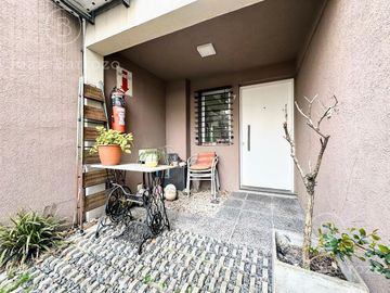 Venta Departamento tipo Duplex de 3 dormitorios con cochera. Banfield Oeste