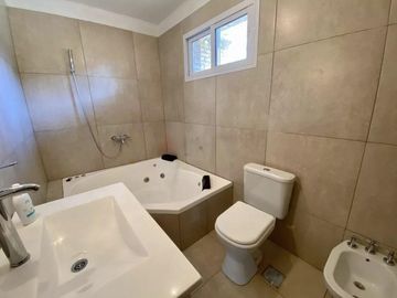Casa en venta - 4 Dormitorios 4 Baños - Cochera - 2.750Mts2 - Pilar