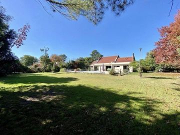 Casa en venta - 4 Dormitorios 4 Baños - Cochera - 2.750Mts2 - Pilar